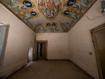 Altri sono meglio conservati, come quelli presenti nell�ex biblioteca in cui predominano le immagini ispirate ai poemi mitologici di Omero e Virgilio